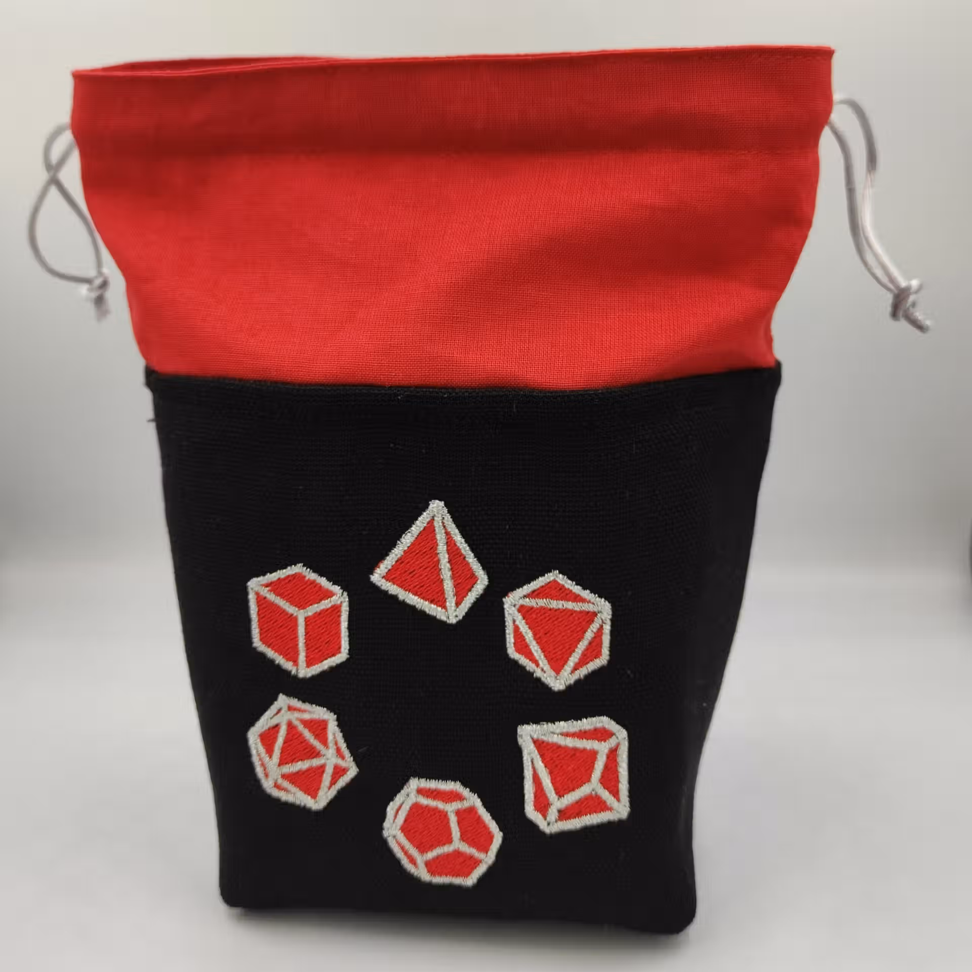 bourse à dés carré noire brodée jeu de rôle rouge bourse à dés carré noire brodée jeu de rôle rouge