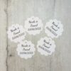 5 étiquettes en papier en forme de rond festonné