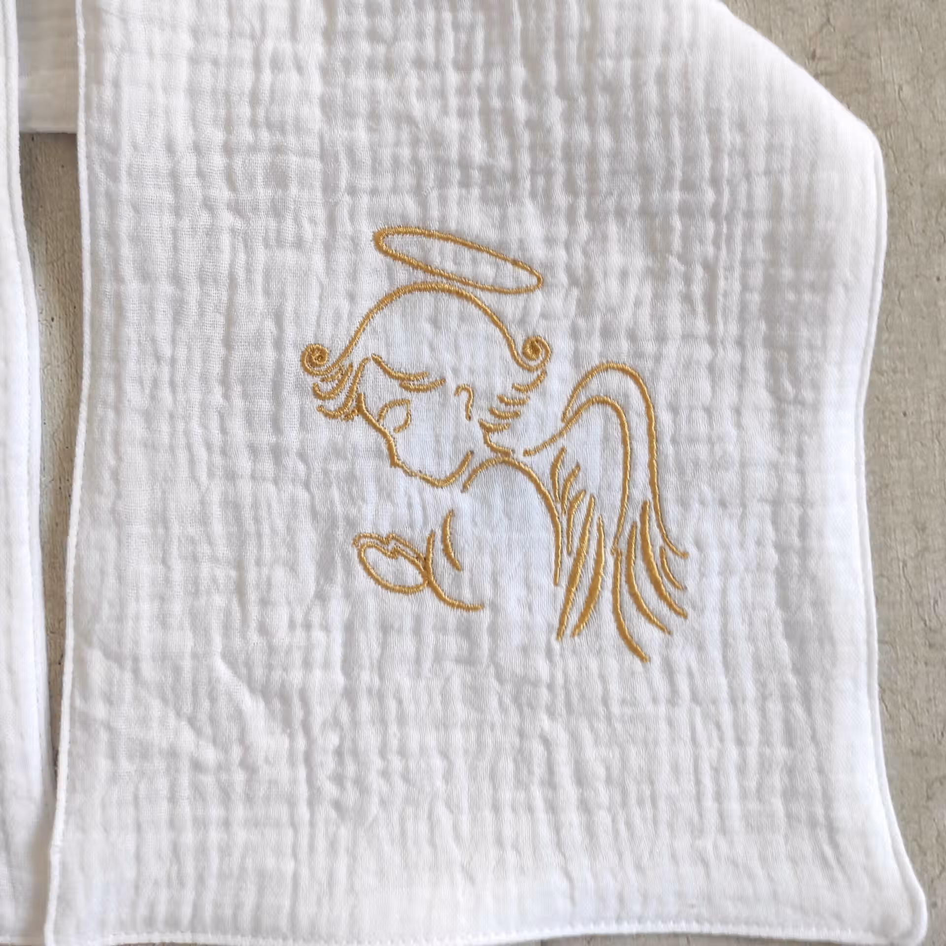 broderie ange surmonté d'une auréole dorée