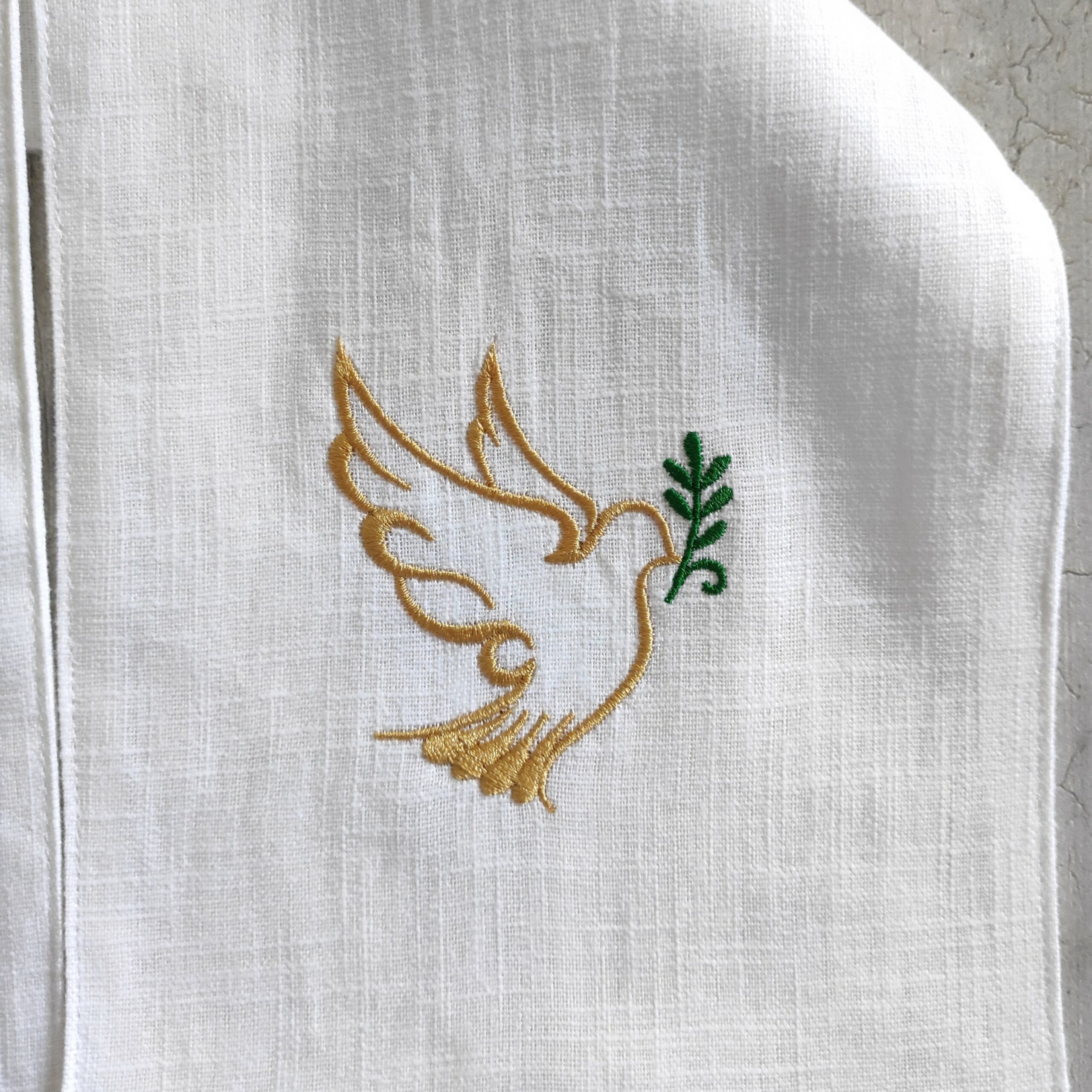 Echarpe de baptême en lin blanc brodée d'une colombe dorée et d'un rameau vert