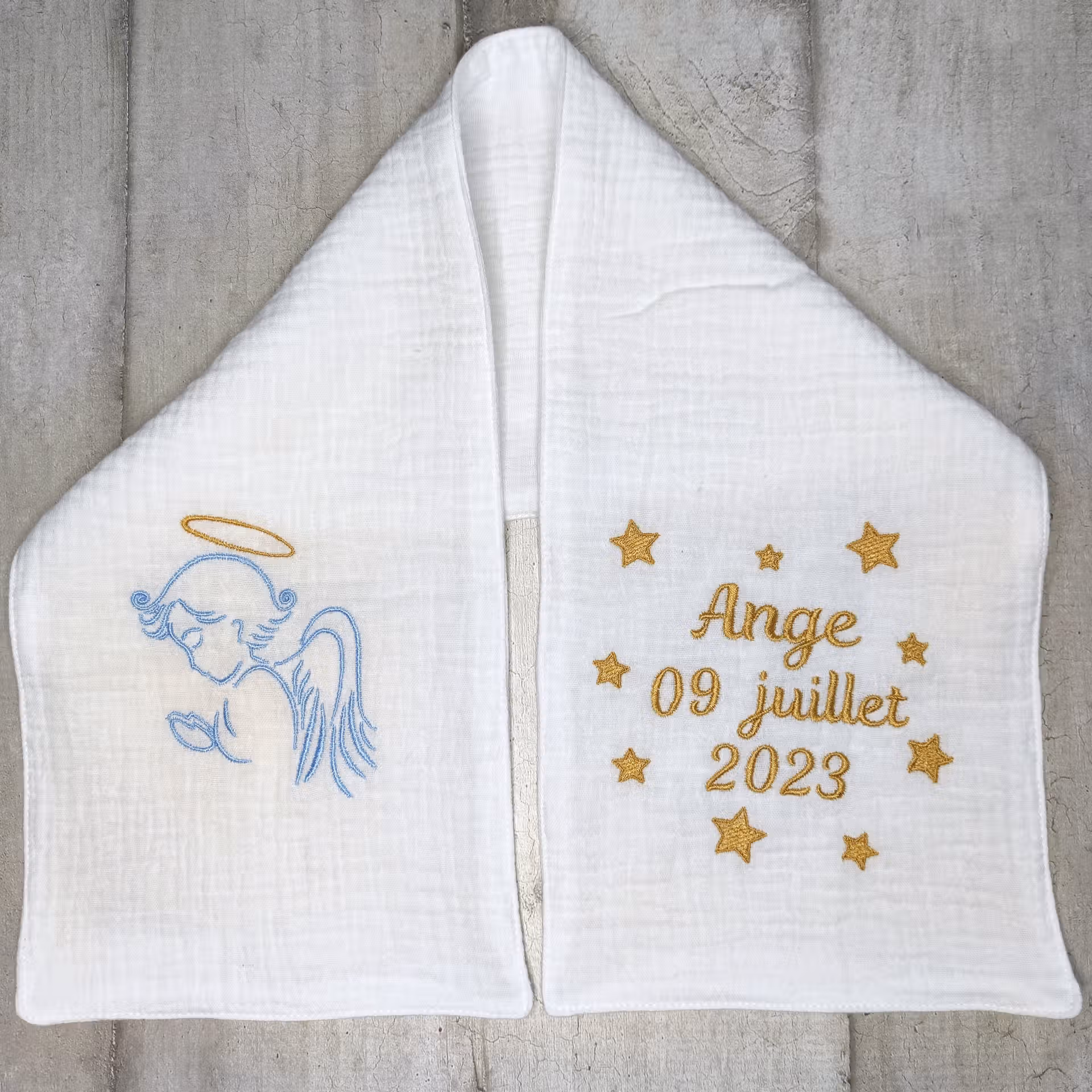 Echarpe de baptême personnalisée en double gaze de coton brodée avec un ange bleu