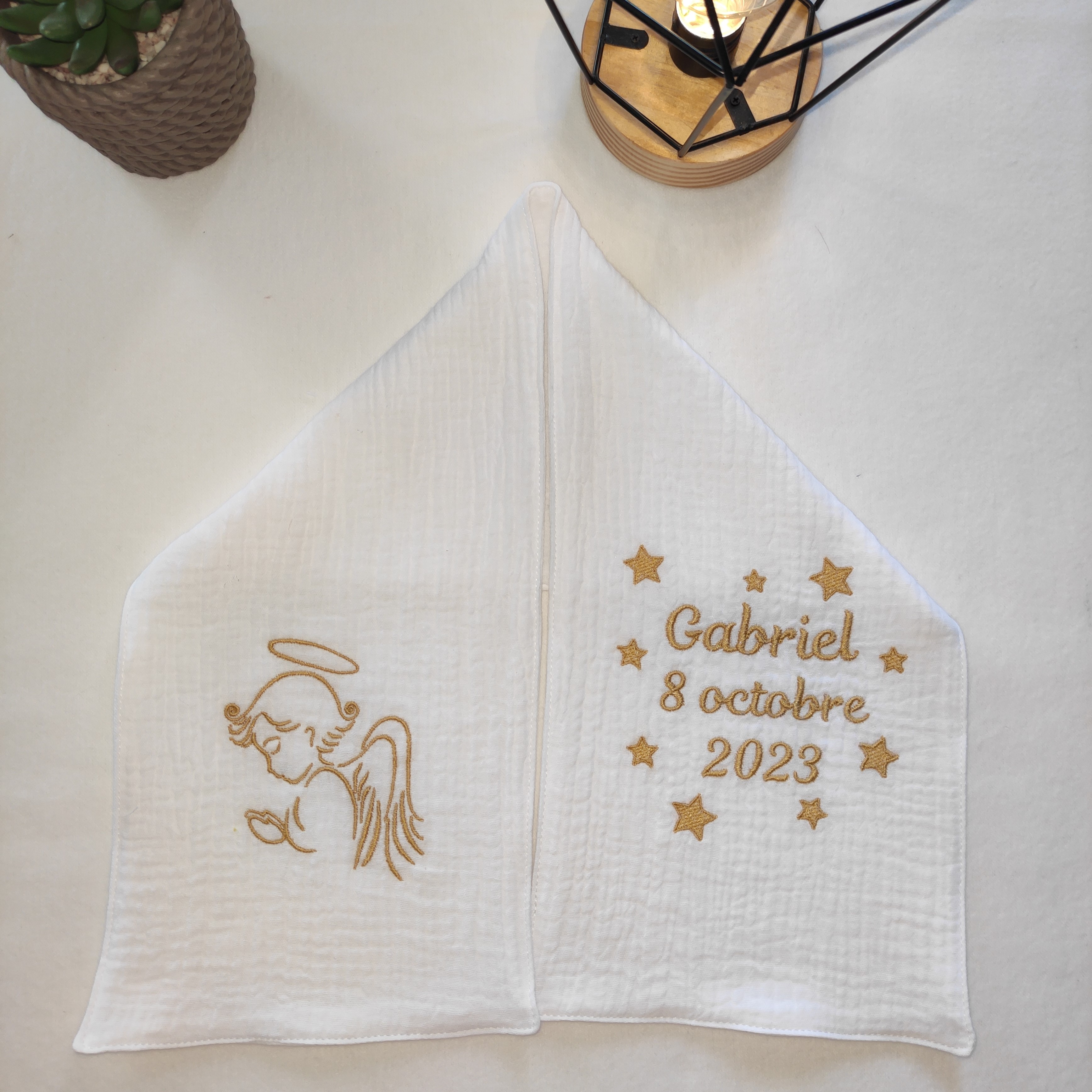 Echarpe de baptême personnalisée en double gaze de coton brodée avec un ange doré