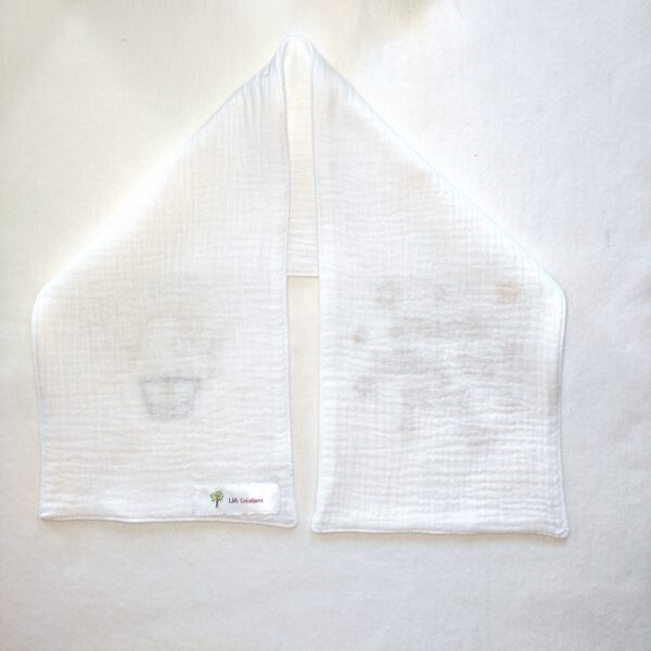Echarpe de baptême personnalisée en double gaze de coton brodée avec une colombe et une croix de dos