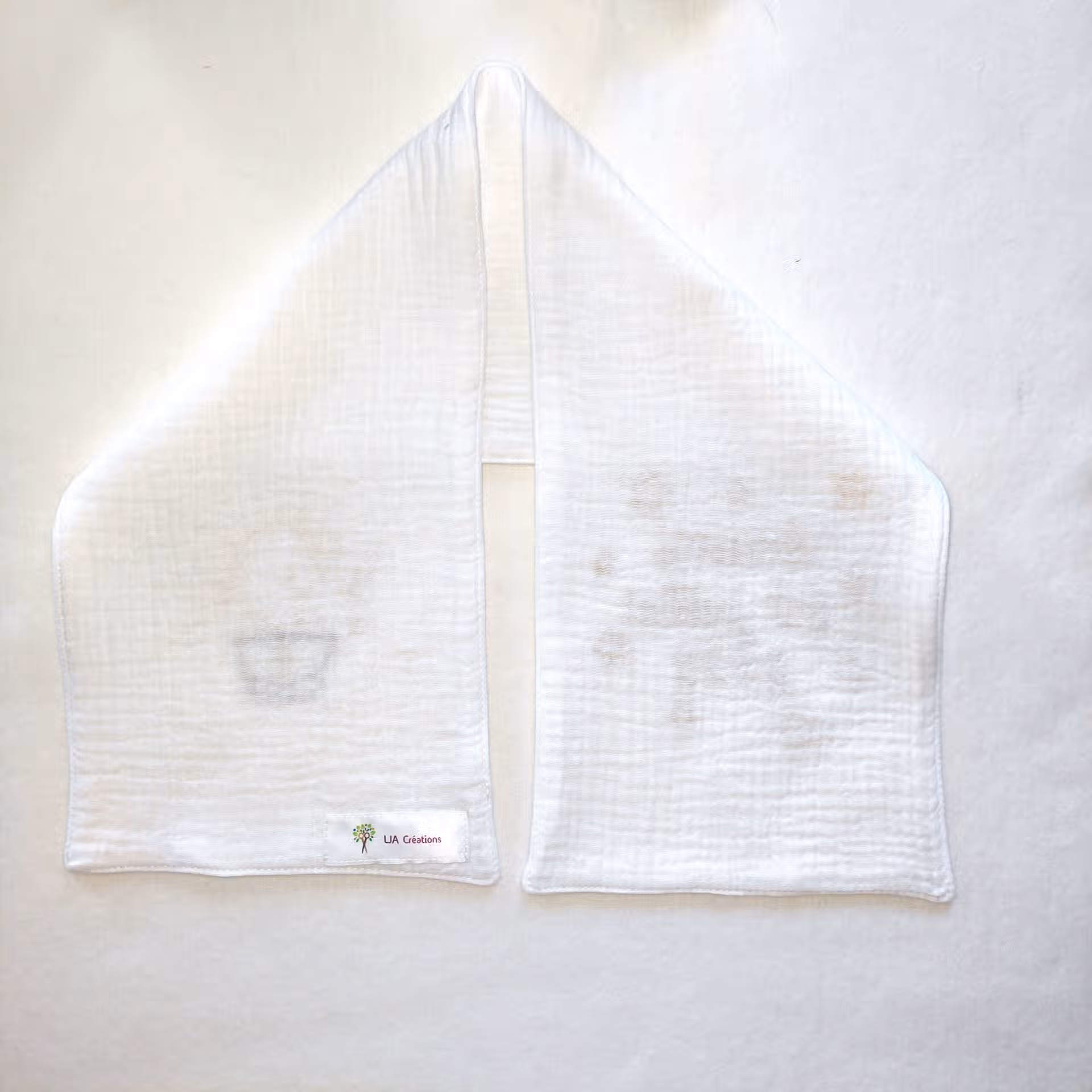 Echarpe de baptême personnalisée en double gaze de coton brodée avec une colombe et une croix de dos Echarpe de baptême personnalisée en double gaze de coton brodée avec une colombe et une croix de dos