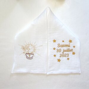 Echarpe de baptême personnalisée en double gaze de coton brodée avec une colombe et une croix