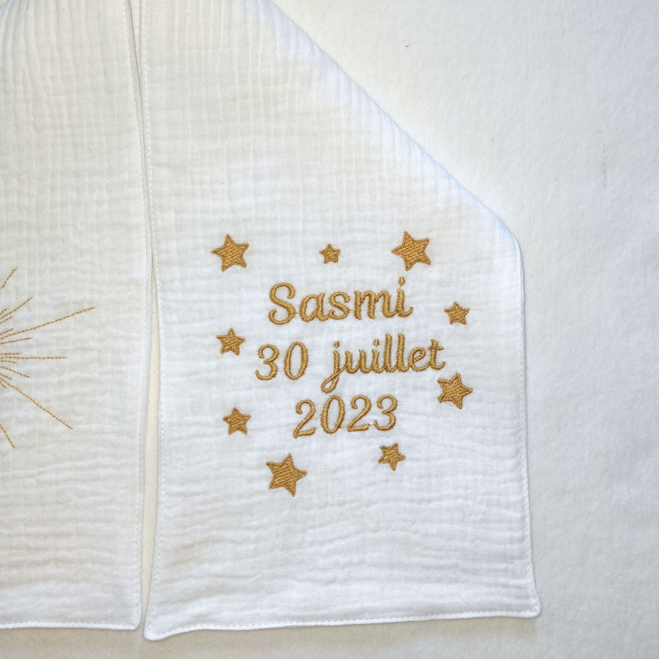 Echarpe de baptême personnalisée en double gaze de coton brodée