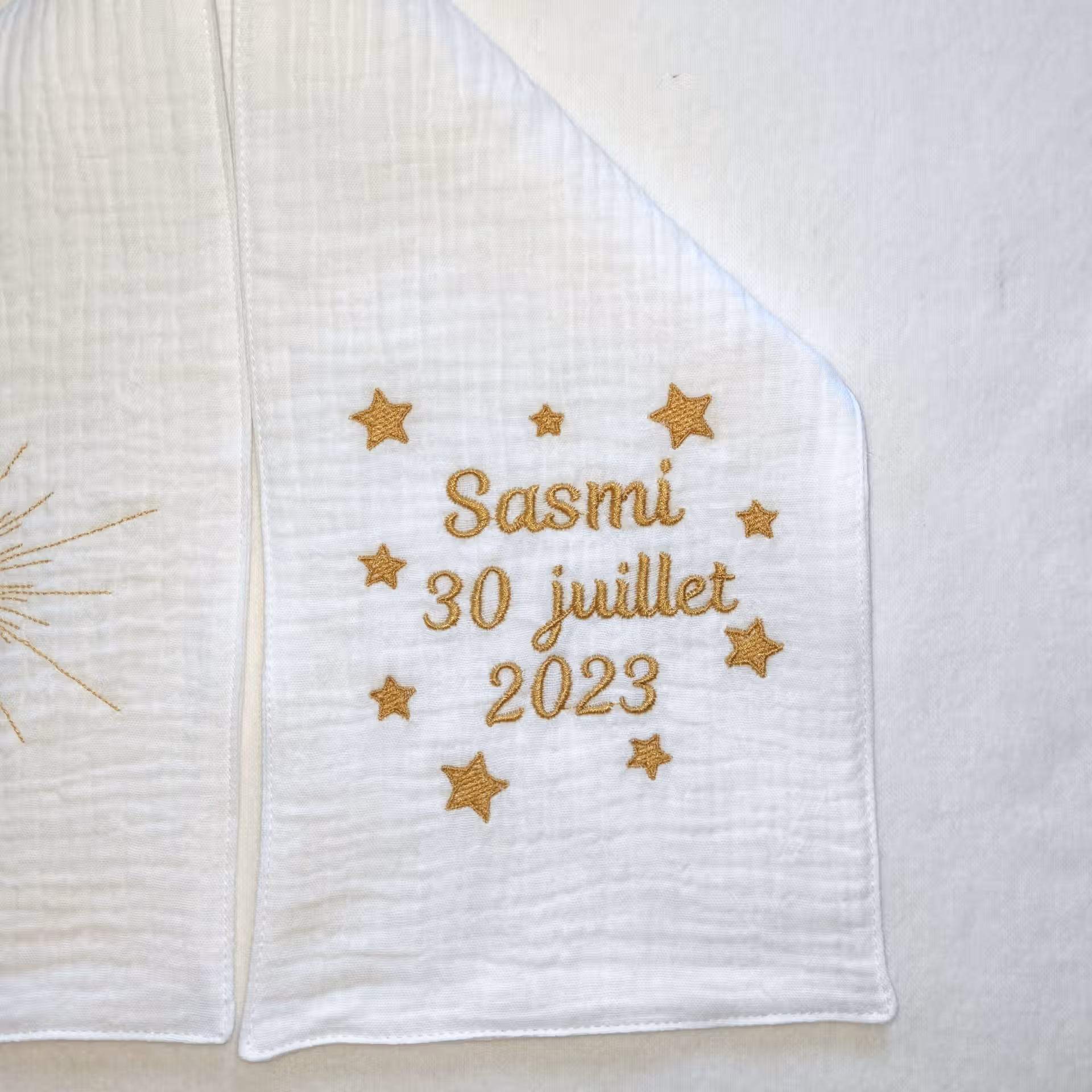 Echarpe de baptême personnalisée en double gaze de coton brodée Echarpe de baptême personnalisée en double gaze de coton brodée