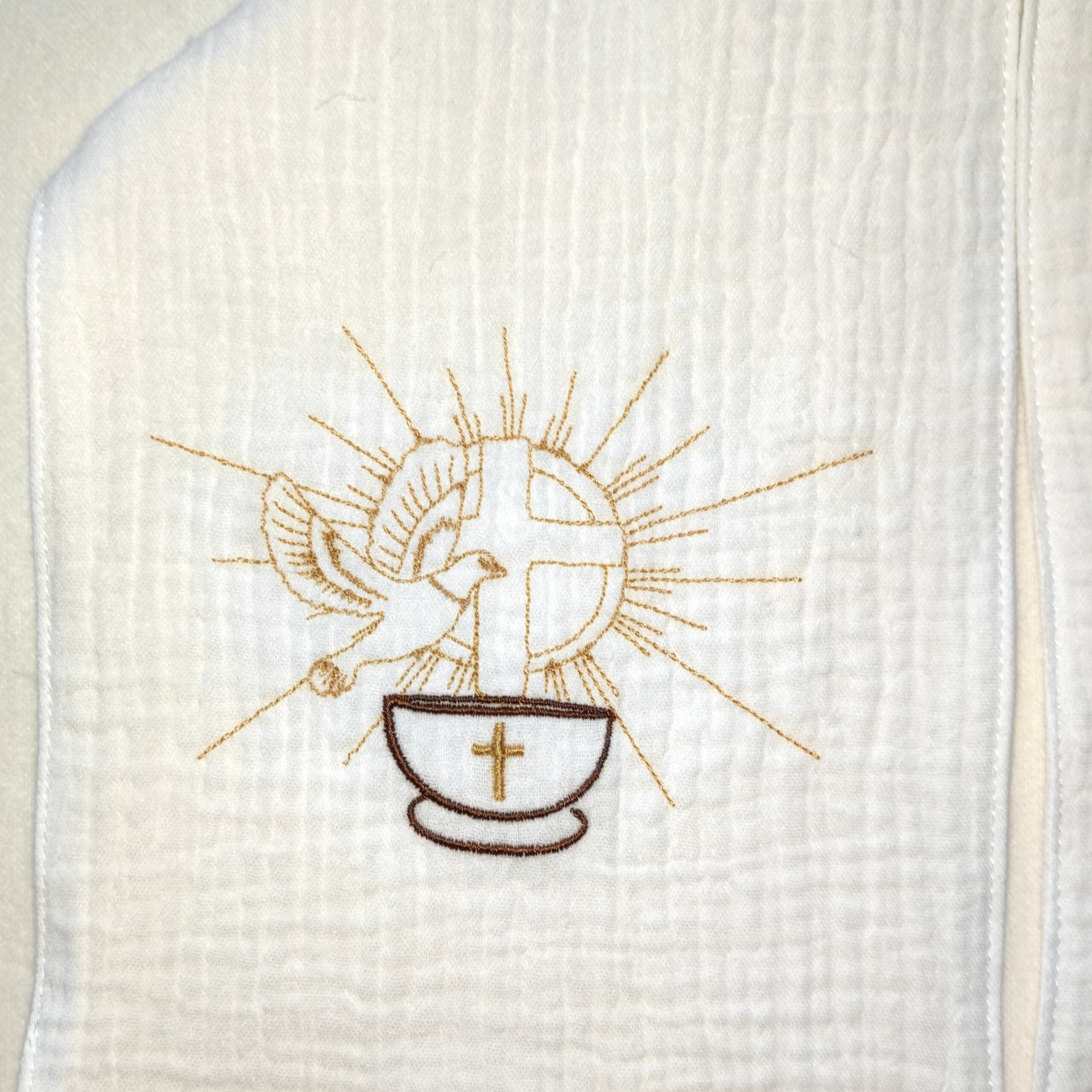 Echarpe de baptême personnalisée en double gaze de coton brodée avec une colombe et une croix