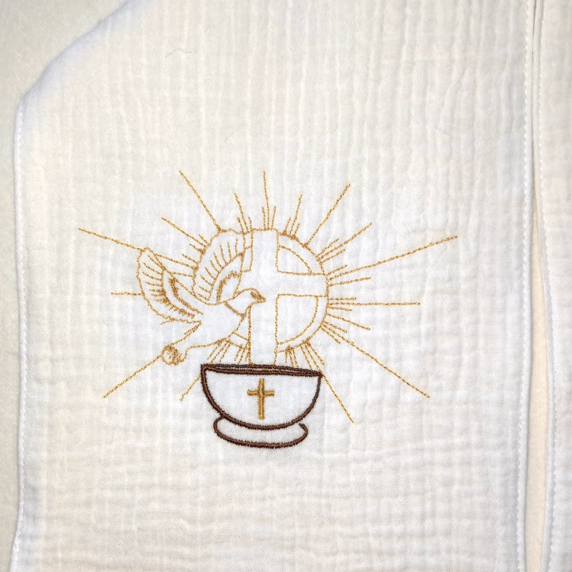 Echarpe de baptême personnalisée en double gaze de coton brodée avec une colombe et une croix Echarpe de baptême personnalisée en double gaze de coton brodée avec une colombe et une croix