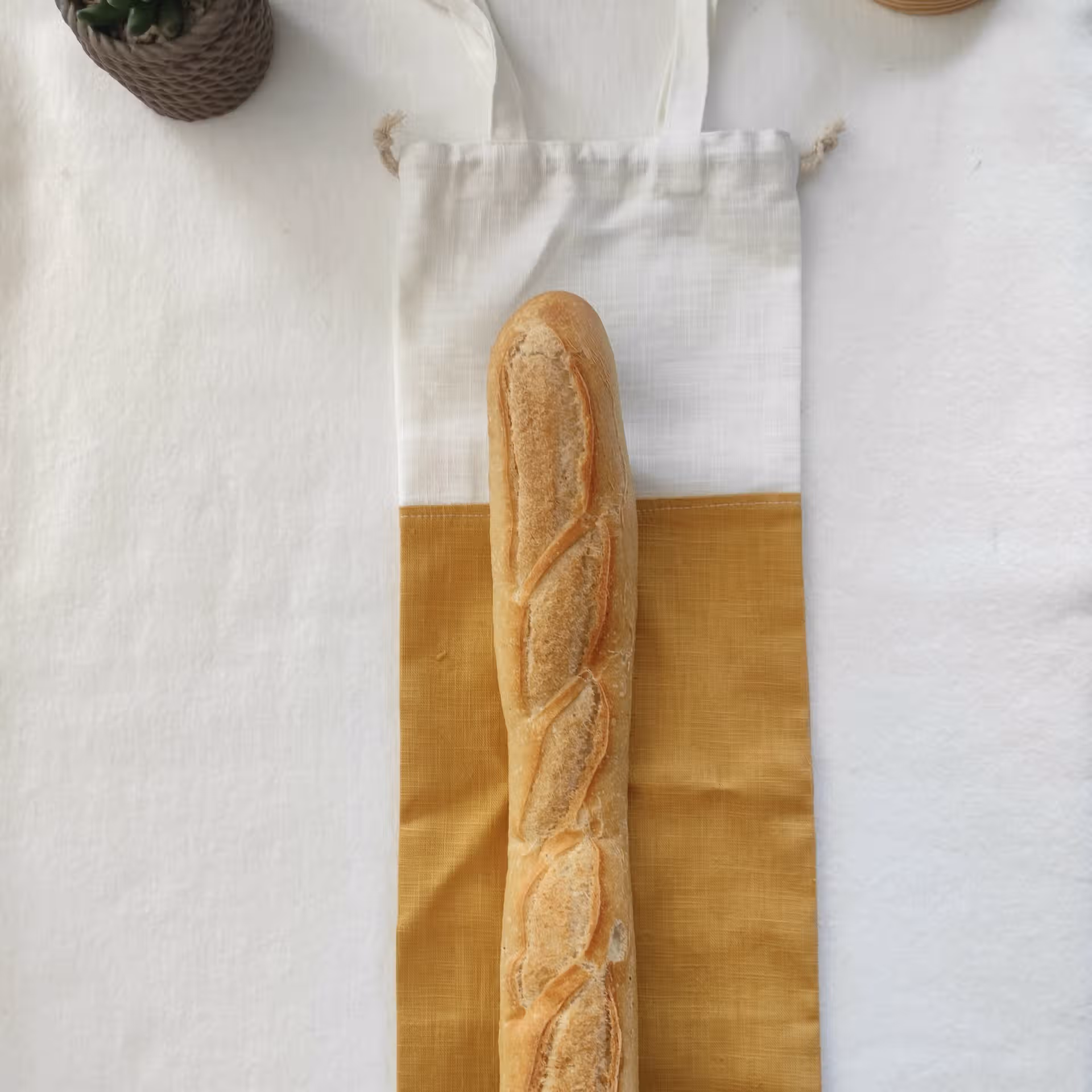 sac à pain bicolore jaune avec une baguette