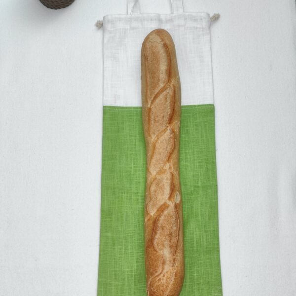 sac à pain bicolore vert et blanc avec une baguette