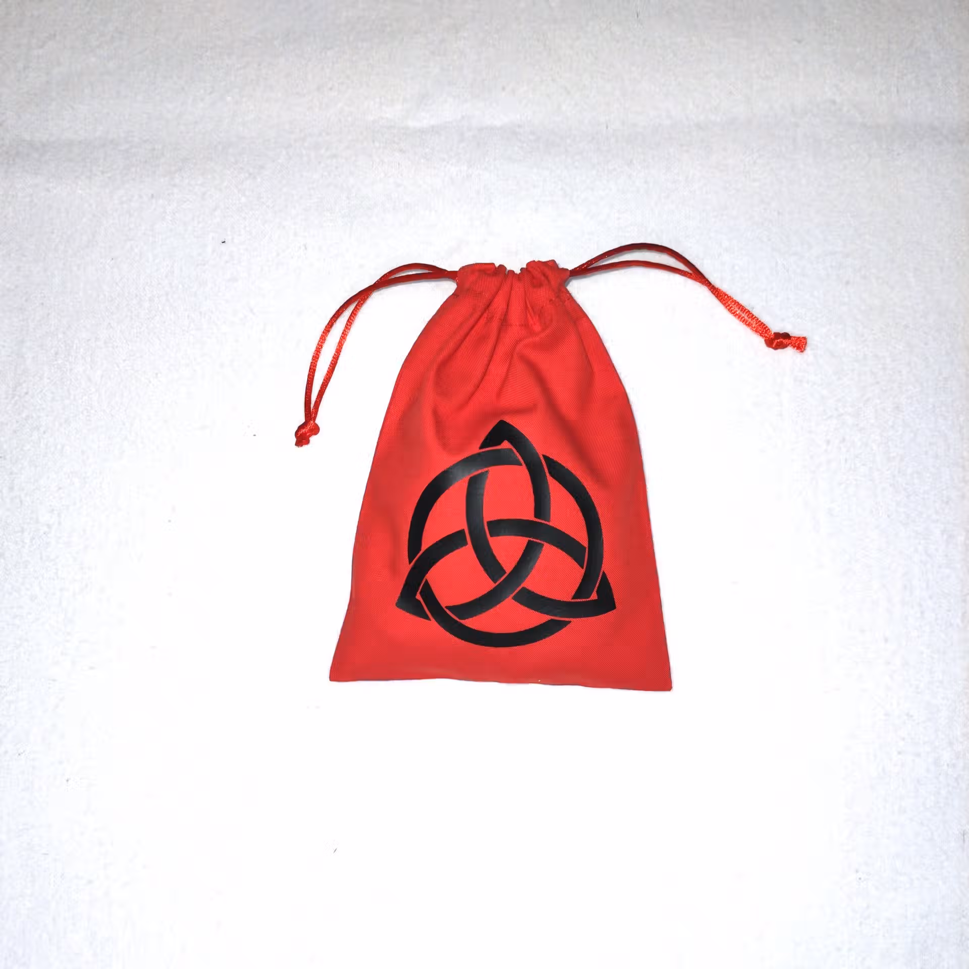 Bourse à dés plate rouge - motif nœud celtique Triquetra