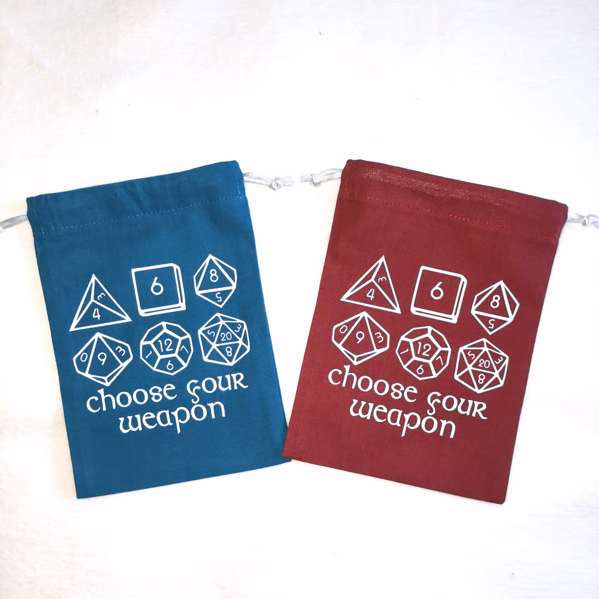 2 Bourses à dés plate l'une bleue et l'autre rouge - motif Choose your Weapon