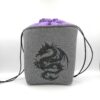Bourse à dés carrée grise motif dragon noir haut violet fermée