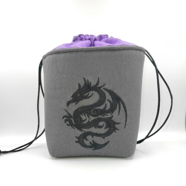 Bourse à dés carrée grise motif dragon noir haut violet fermée