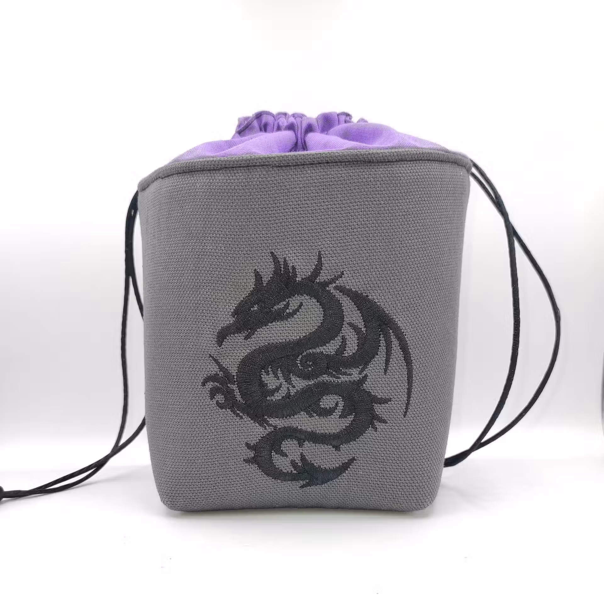 Bourse à dés carrée grise motif dragon noir haut violet fermée Bourse à dés carrée grise motif dragon noir haut violet fermée
