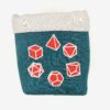 Panière à dés carré verte et grise brodée avec un set de dés de jeu de rôle (d20, d12, d10, d8, d6, d4) en orange