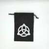 Bourse à dés plate noire - motif nœud celtique Triquetra