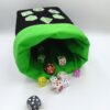 bourse à dés carré noire brodée jeu de rôle vert avec dés