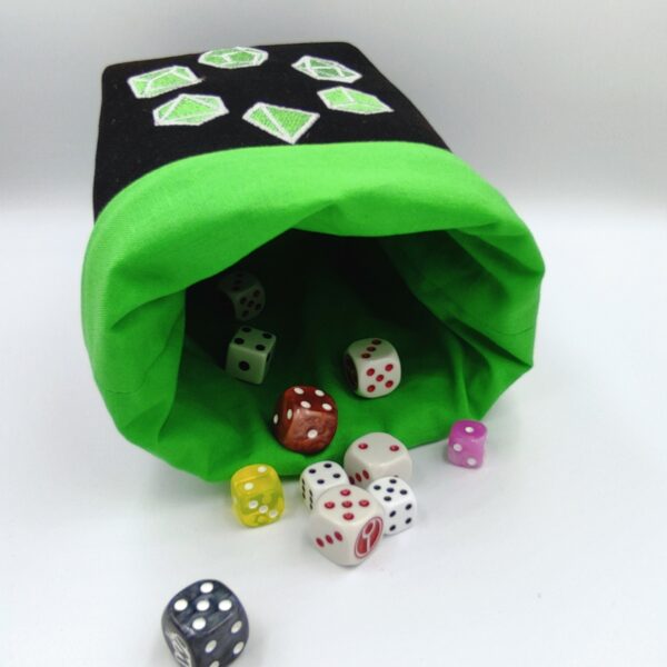 bourse à dés carré noire brodée jeu de rôle vert avec dés