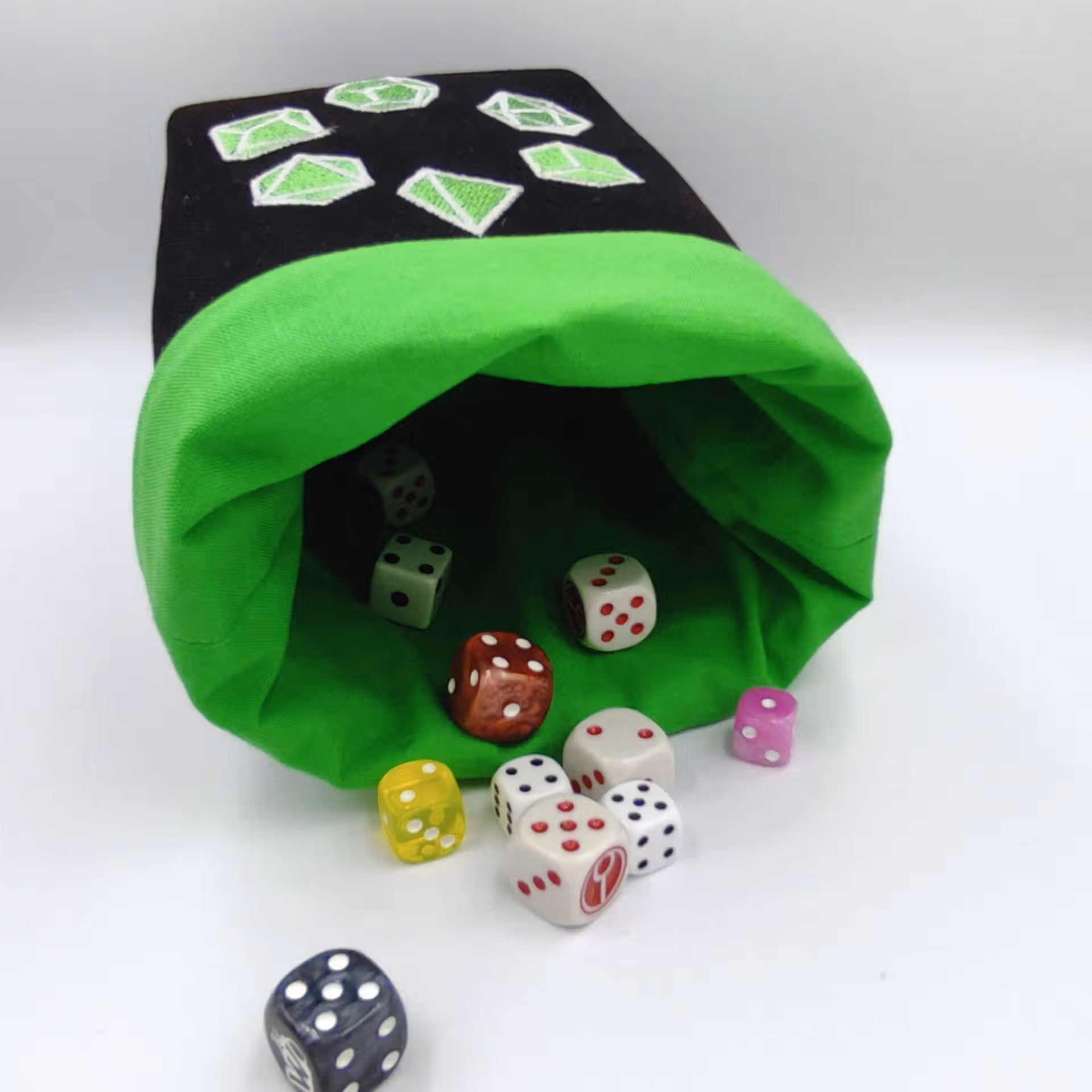 Panière à dés carré brodée jeu de rôle fermée vue de dessus bourse à dés carré noire brodée jeu de rôle vert avec dés