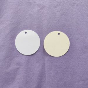2 Etiquettes en papier rond de couleur beige et blanc