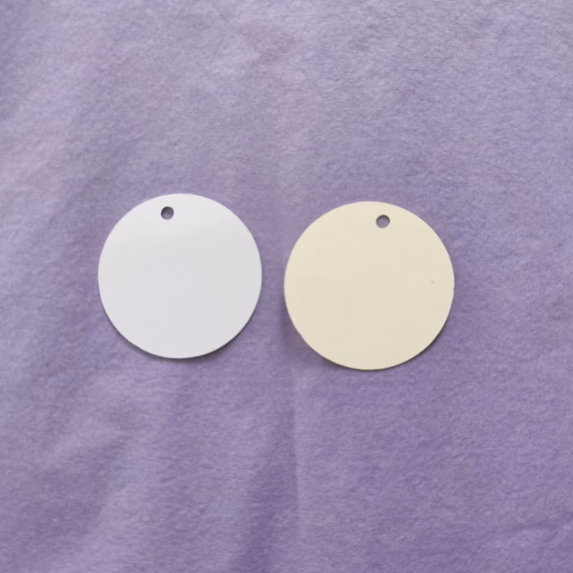 2 Etiquettes en papier rond de couleur beige et blanc