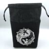 bourse à dés carrée brodée noire avec deux dragons blancs yin yang