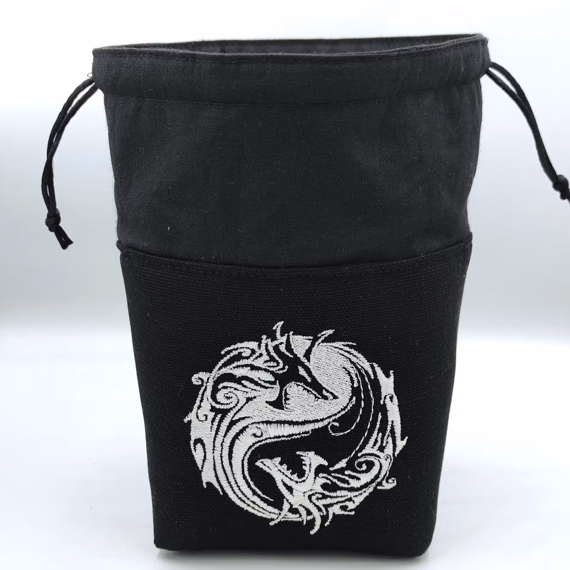 bourse à dés carrée brodée noire avec deux dragons blancs yin yang