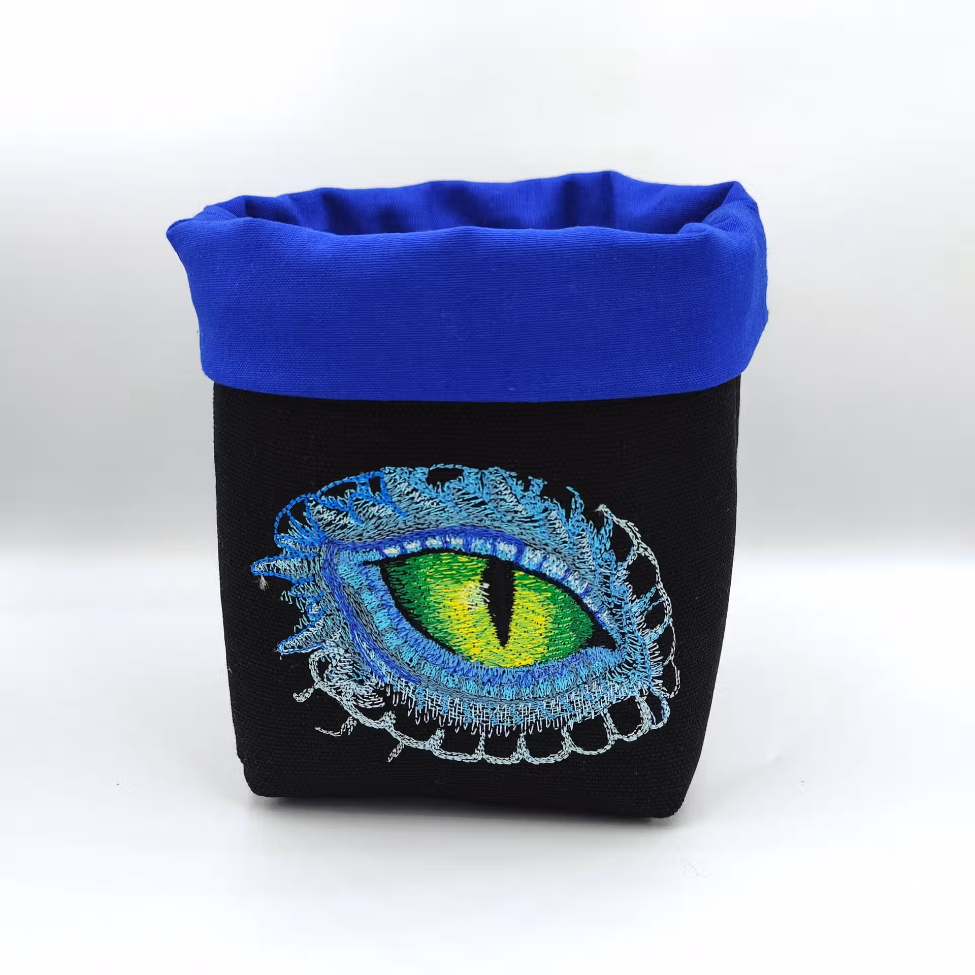 Bourse à dés carrée noire et bleue - motif œil de dragon Bourse à dés carrée noire et bleue - motif œil de dragon