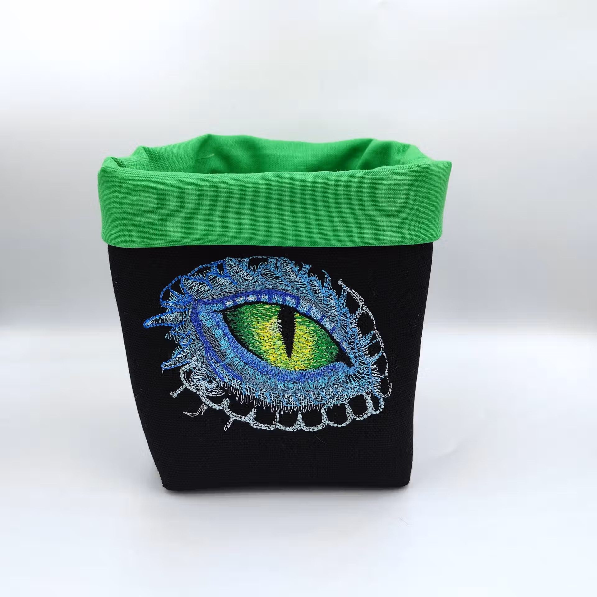 Bourse à dés carrée noire et verte - motif œil de dragon Bourse à dés carrée noire et verte - motif œil de dragon