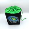 Bourse à dés carrée noire et verte - motif œil de dragon fermée
