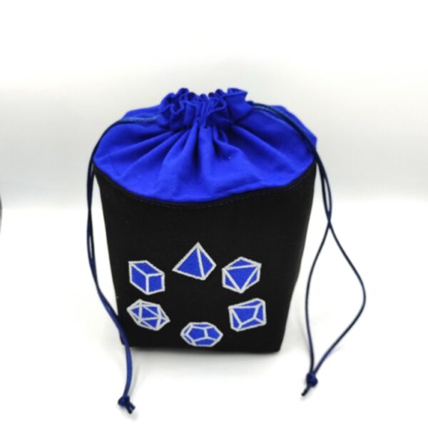 bourse à dés carré noire brodée jeu de rôle bleu roi fermée
