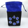 bourse à dés carré noire brodée jeu de rôle bleu ouverte