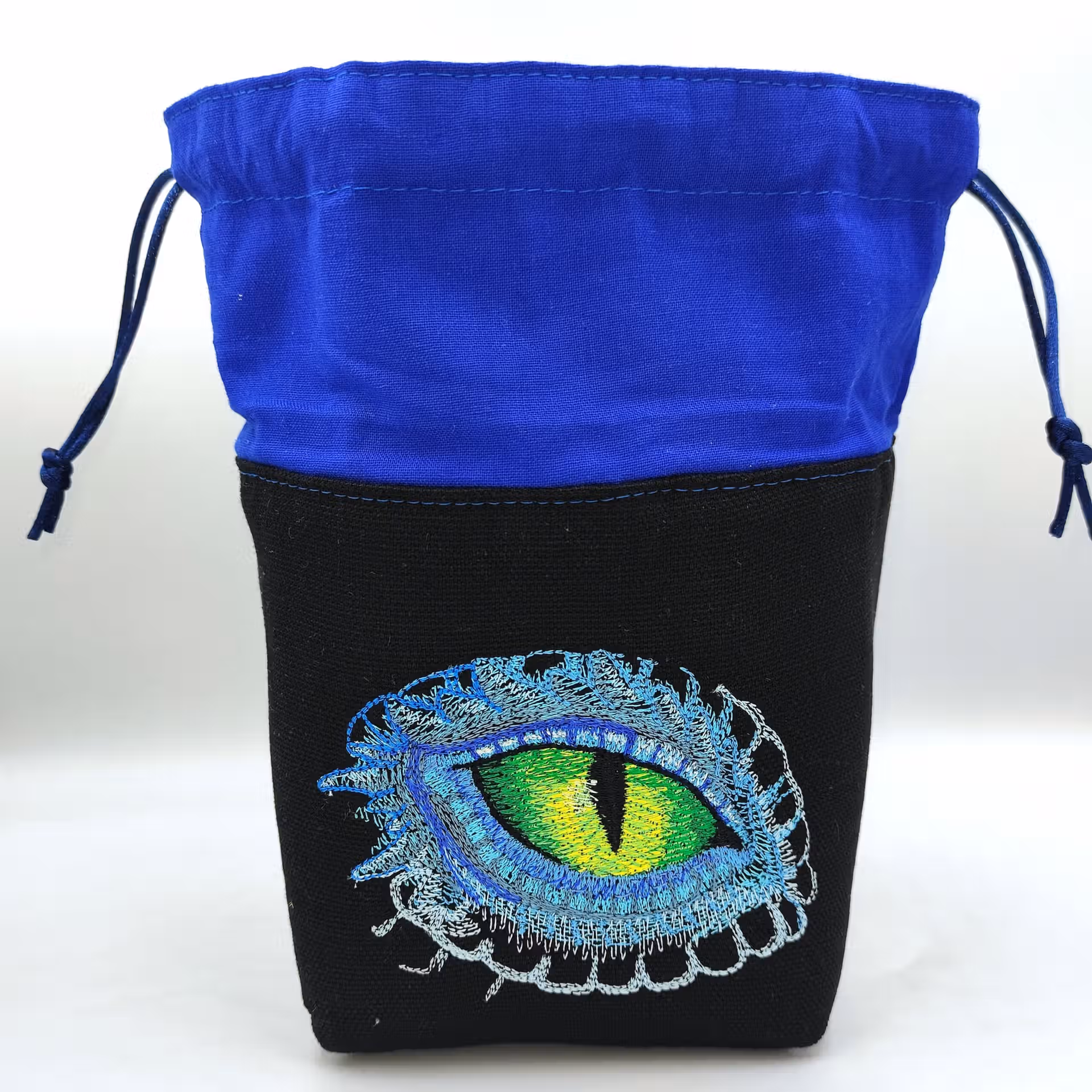 Bourse à dés carrée noire et bleue - motif œil de dragon Bourse à dés carrée noire et bleue - motif œil de dragon