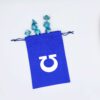 bourse à dés bleu avec le symbole oméga inversée avec des dés