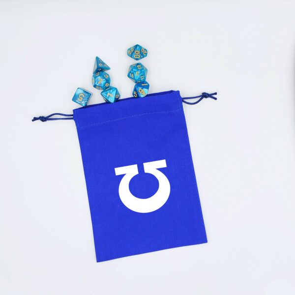 bourse à dés bleu avec le symbole oméga inversée avec des dés