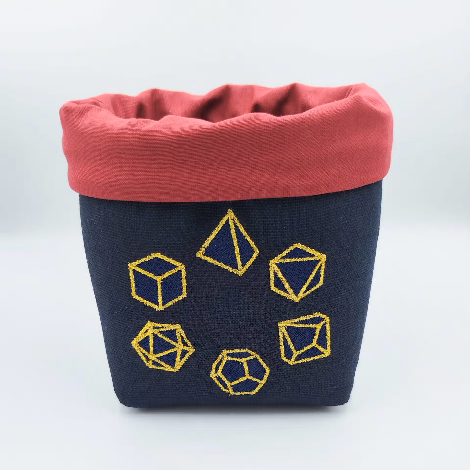 Panière à dés carré brodée jeu de rôle Panière à dés carré noire et rouge brodée avec un set de dés de jeu de rôle (d20, d12, d10, d8, d6, d4) en bleu