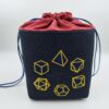Panière à dés carré noire et rouge brodée avec un set de dés de jeu de rôle (d20, d12, d10, d8, d6, d4) en bleu fermée