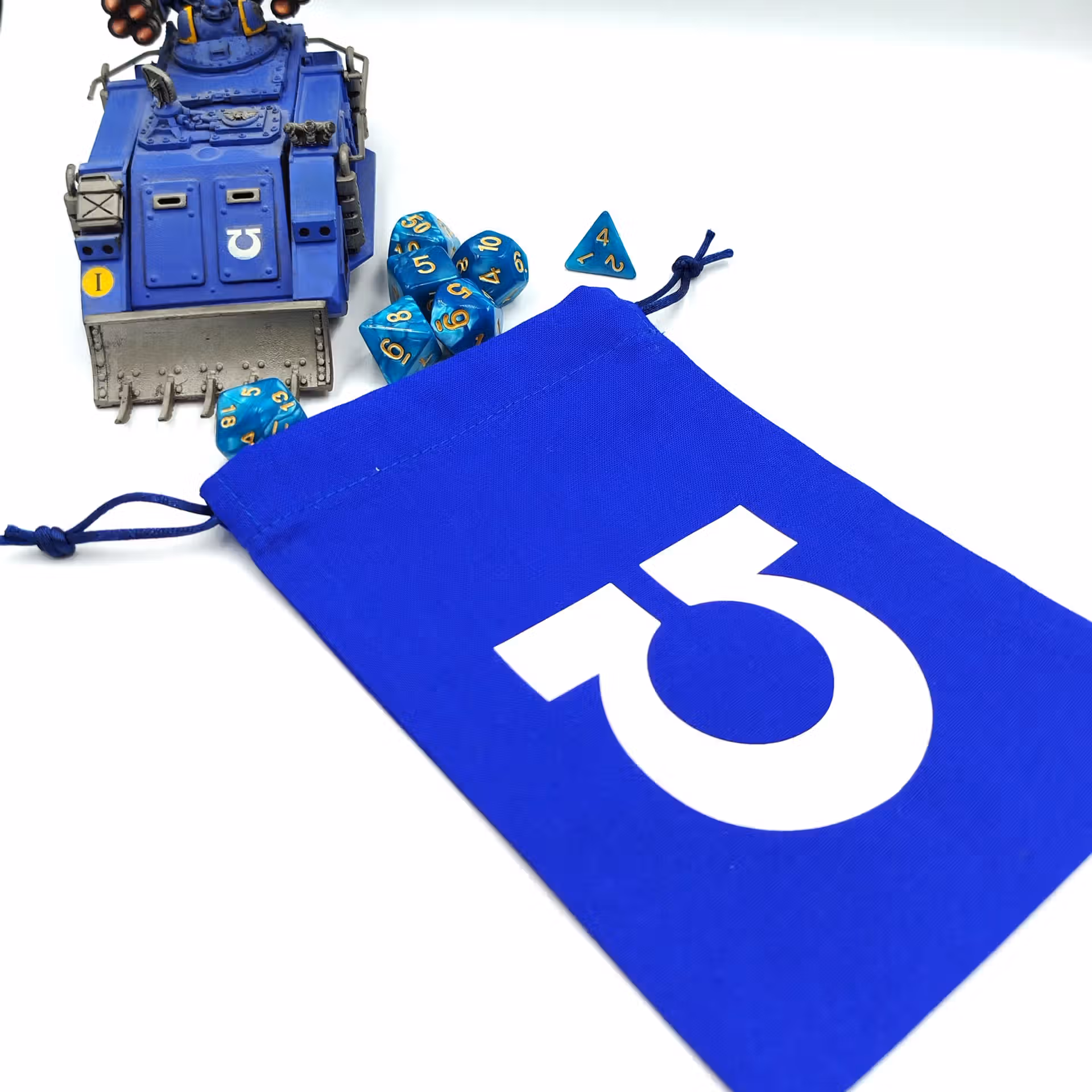 bourse à dés bleu avec le symbole oméga renversée devant un whirlwind ultramarine mk1