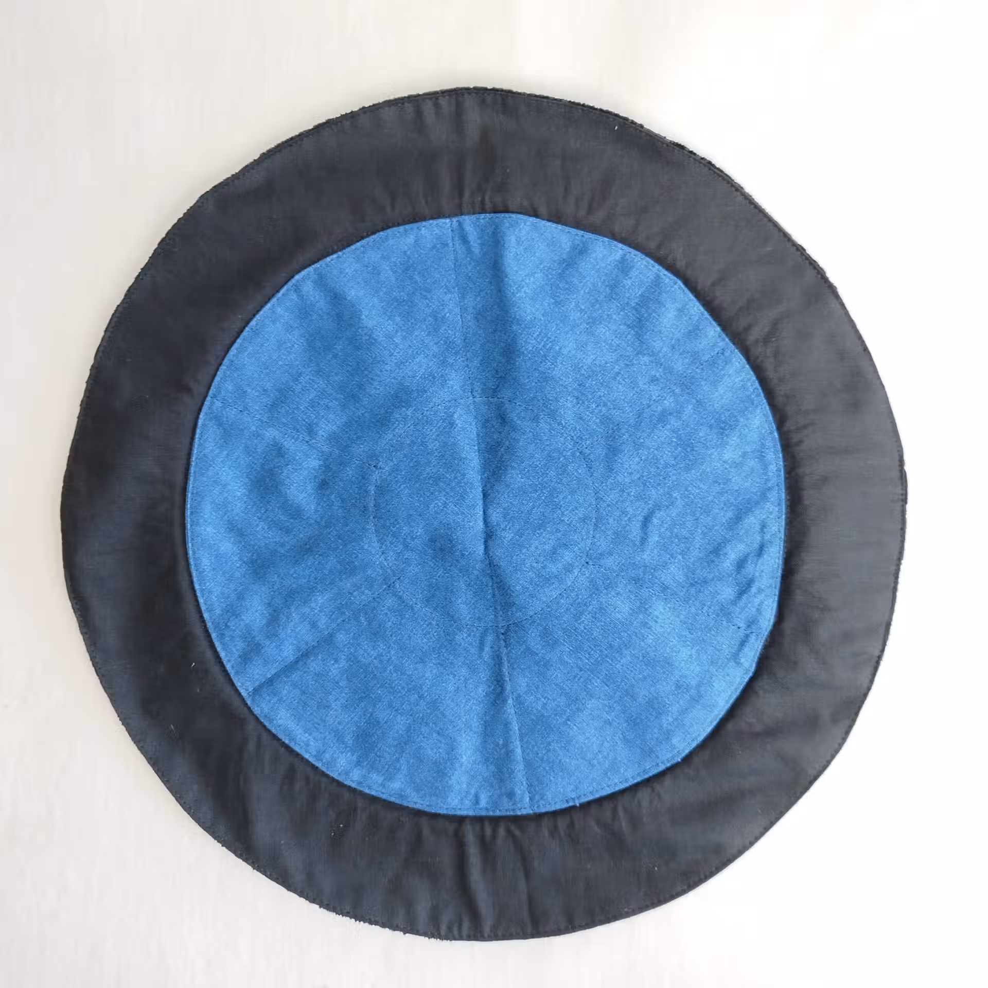 Bourse à dés ronde compartimentée en velours noir, intérieur bleu Bourse à dés ronde compartimentée en velours noir avec 6 poches à plat vue intérieure, centre bleu et extérieur noir