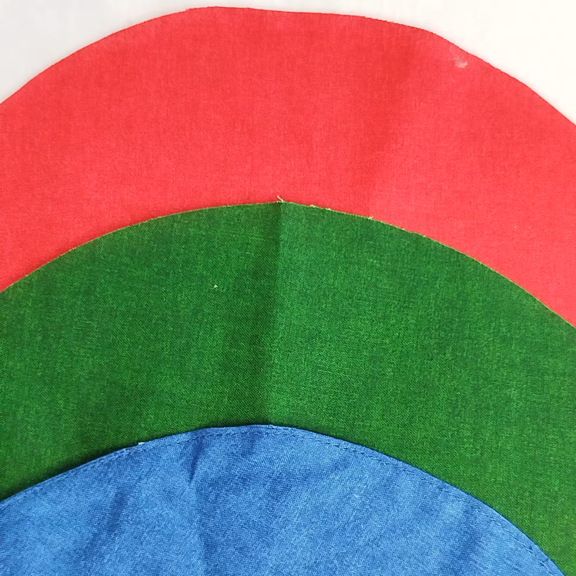 couleur intérieur bourse à dés ronde compartimentée couleur disponible pour intérieur de bourse à dés ronde compartimentée : rouge, vert ou bleu