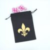 Bourse à dés plate - motif Fleur de lys - logo des Sœurs de bataille (SOB)