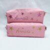 duo de trousse rose personnalisée avec le prénom Agathe et des étoiles brillantes