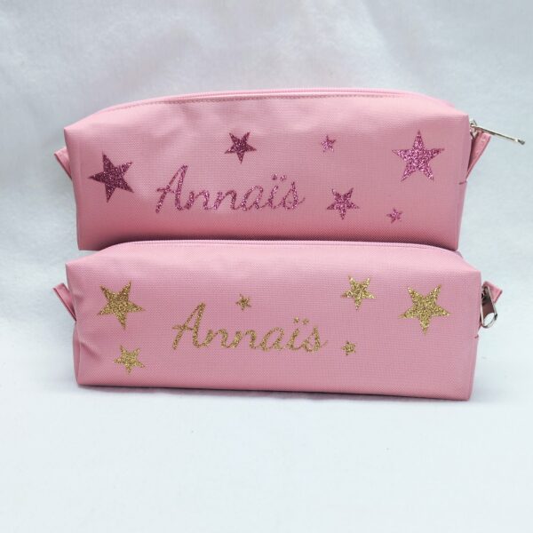 duo de trousse rose personnalisée avec le prénom Agathe et des étoiles brillantes