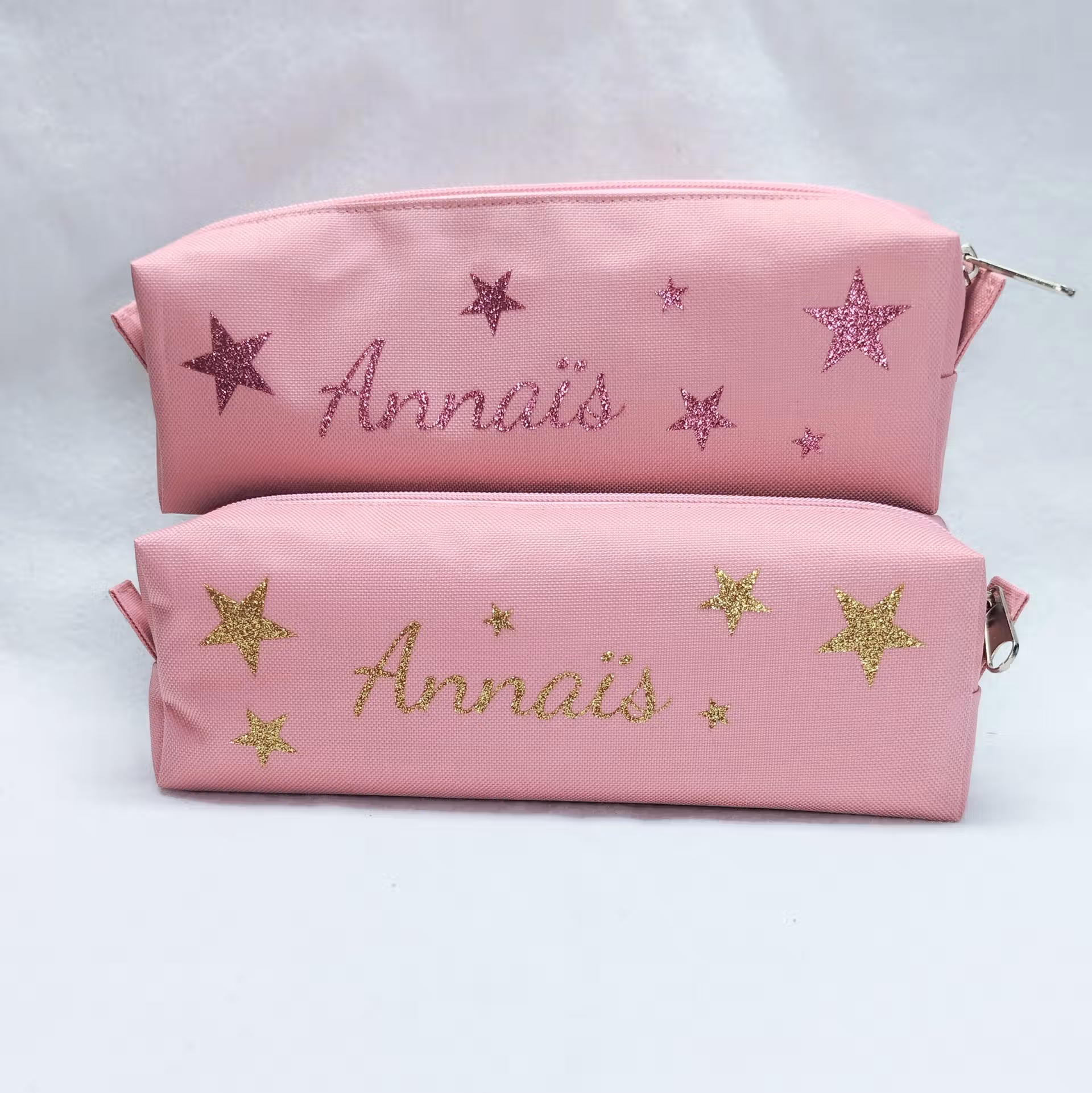 duo de trousse rose personnalisée avec un prénom et des étoiles duo de trousse rose personnalisée avec le prénom Agathe et des étoiles brillantes