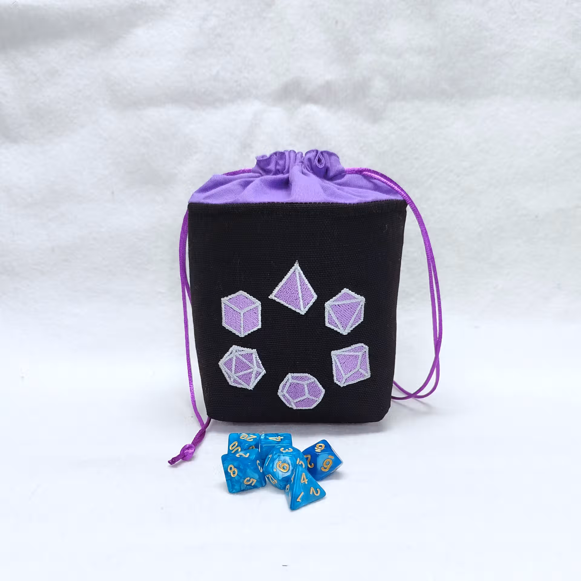 bourse à dés carré noire brodée jeu de rôle violet fermée bourse à dés carré noire brodée jeu de rôle violet fermée avec des dés
