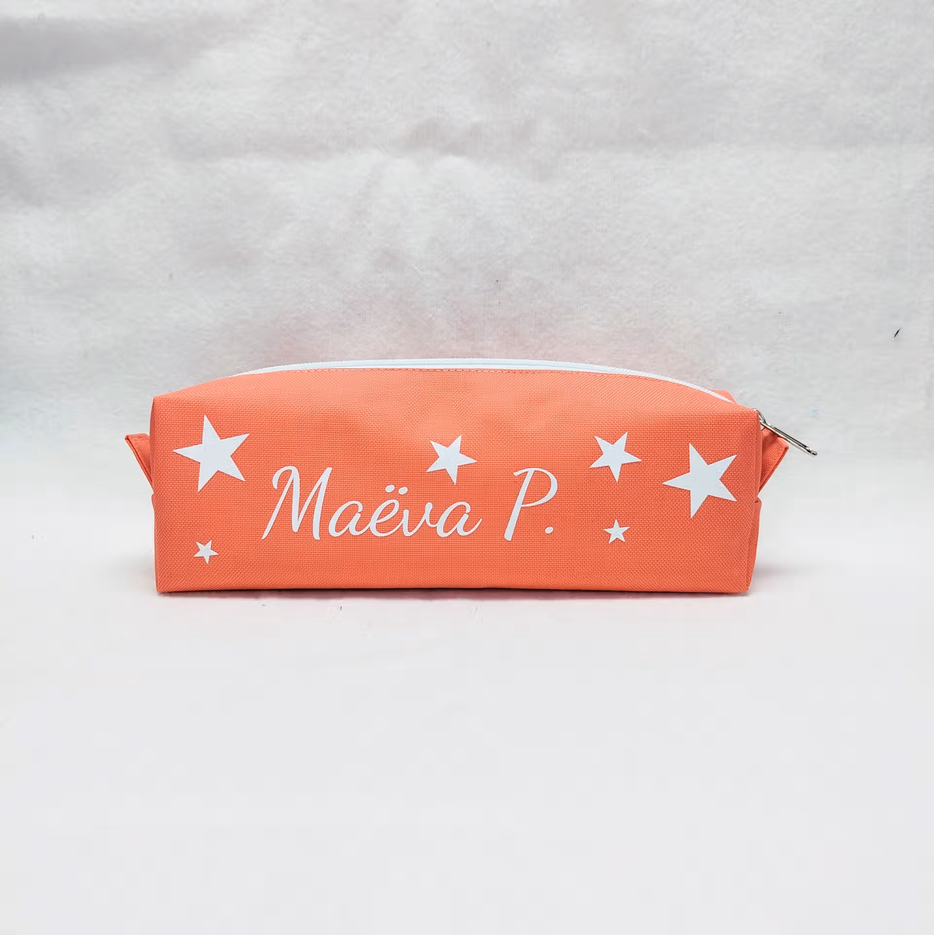 Trousse orange personnalisée avec prénom et étoiles Trousse orange personnalisée avec prénom Maëva et des étoiles