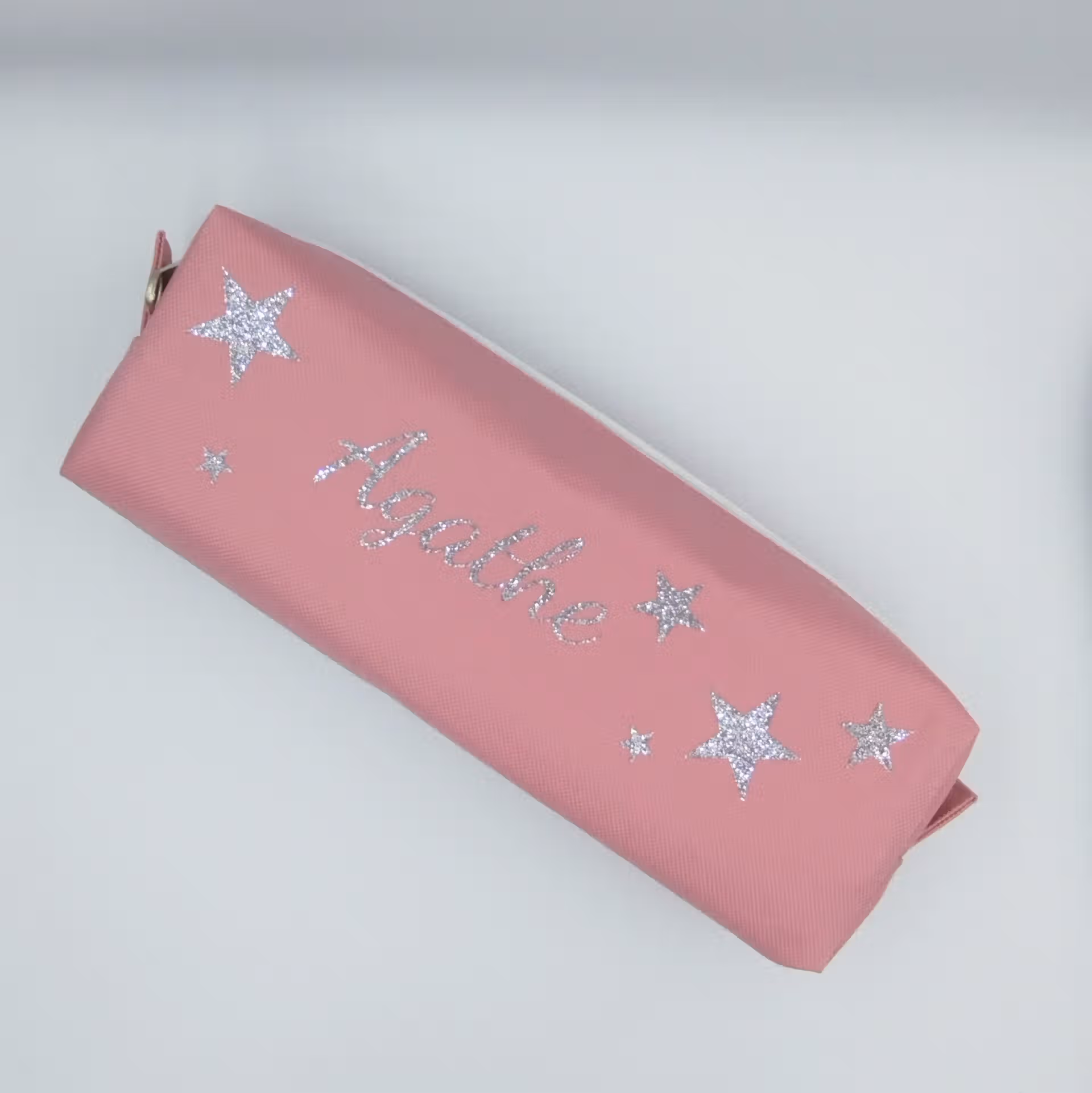 Trousse rose personnalisée avec prénom et des étoiles Trousse rose personnalisée avec prénom Agathe et des étoiles brillante argentée
