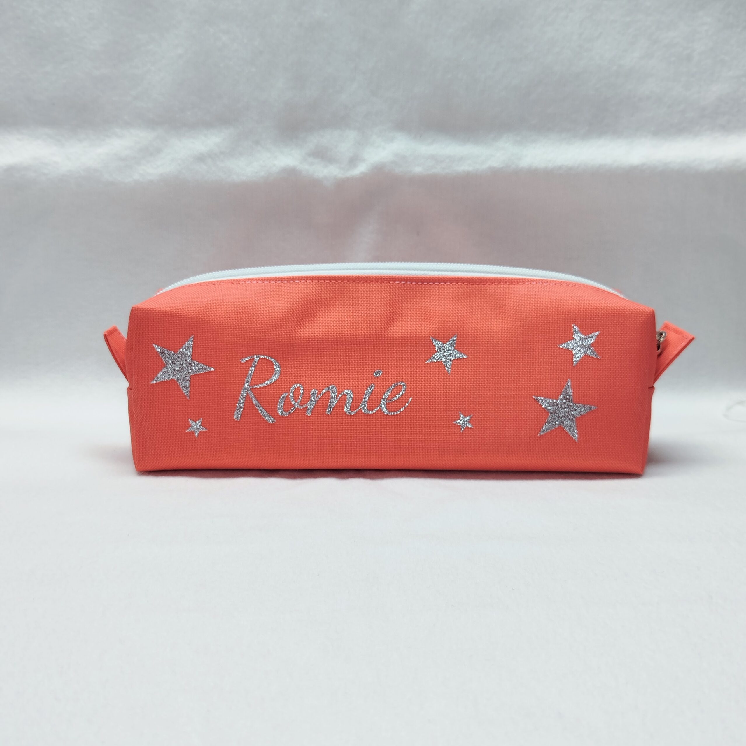Trousse rose personnalisée avec le prénom Romie et des étoiles brillante argentée